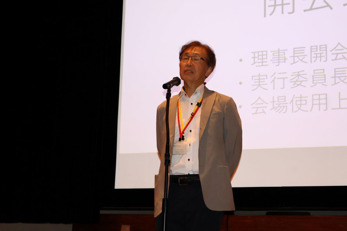 開会のあいさつを行う大迫理事長